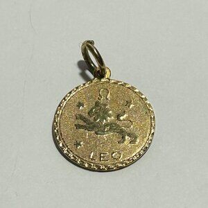 VINTAGE COLLECTIBLE GOLD TONE AVIS RENTAL CAR, COMMEMORATIVE PENDANT/CHARM